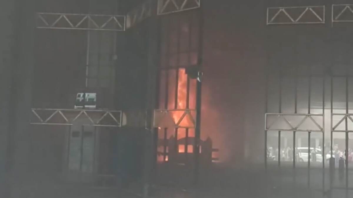 Mumbai Fire: চার্জগেট স্টেশনে ভয়াবহ অগ্নিকাণ্ড, ঘটনাস্থলে দমকলের একাধিক ইঞ্জিন, দেখুন ভিডিয়ো