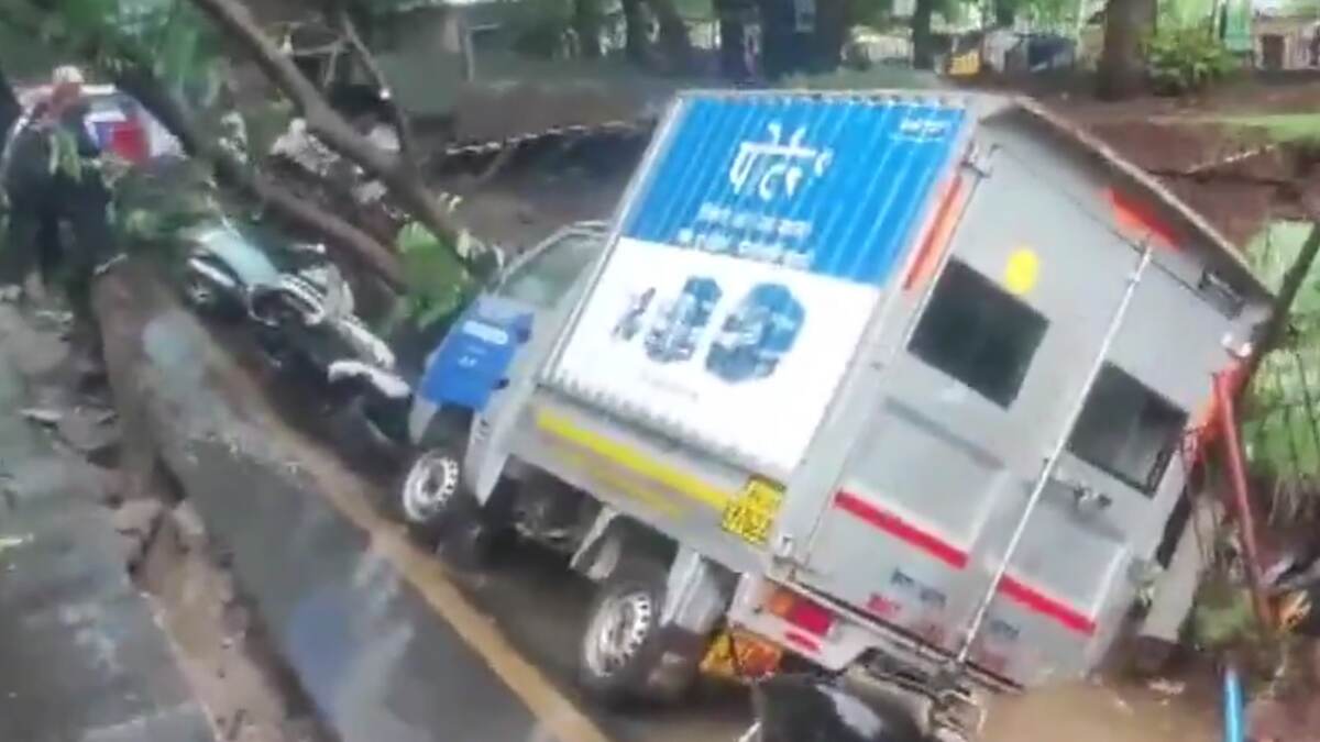 Mumbai Rain: রাতভর বৃষ্টিতে বিপর্যস্ত মুম্বই, ফেটে দু-ভাগ হয়ে গেল রাস্তা, ধসে পড়ল গাড়ি-বাইক-গাছ
