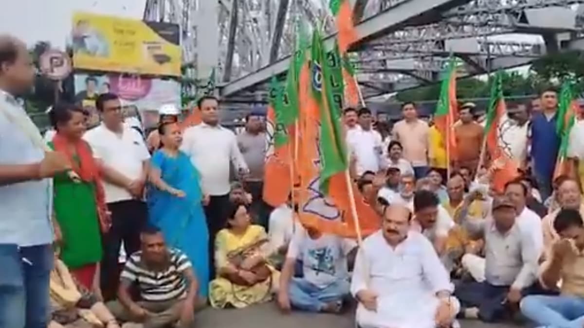 Howrah Bridge: সুকান্ত মজুমদারের গ্রেফতারির প্রতিবাদে হাওড়া ব্রিজে বিজেপির ধর্না, পুলিশ তুলল অবরোধ