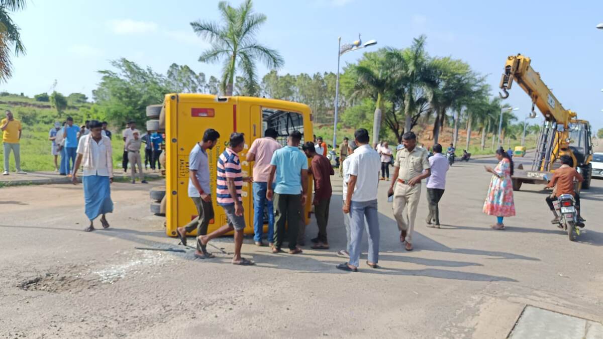 Accident: স্কুল বাস উল্টে দুর্ঘটনা, আহত ৩০ জন শিক্ষার্থী