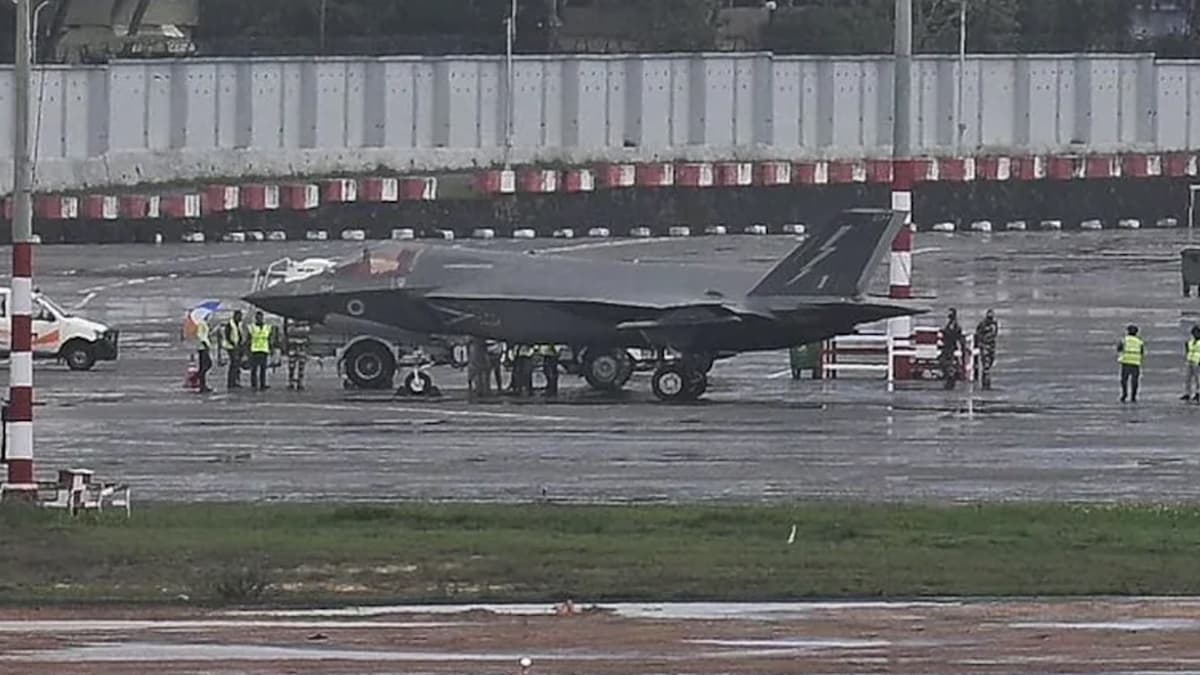 British F-35 Fighter Jet Emergency Landing At Kerala Airport: ভারতে ব্রিটিশ ফাইটার জেটের জরুরি অবতারণ, মাঝ আকাশে জ্বালানির ঘাটতি