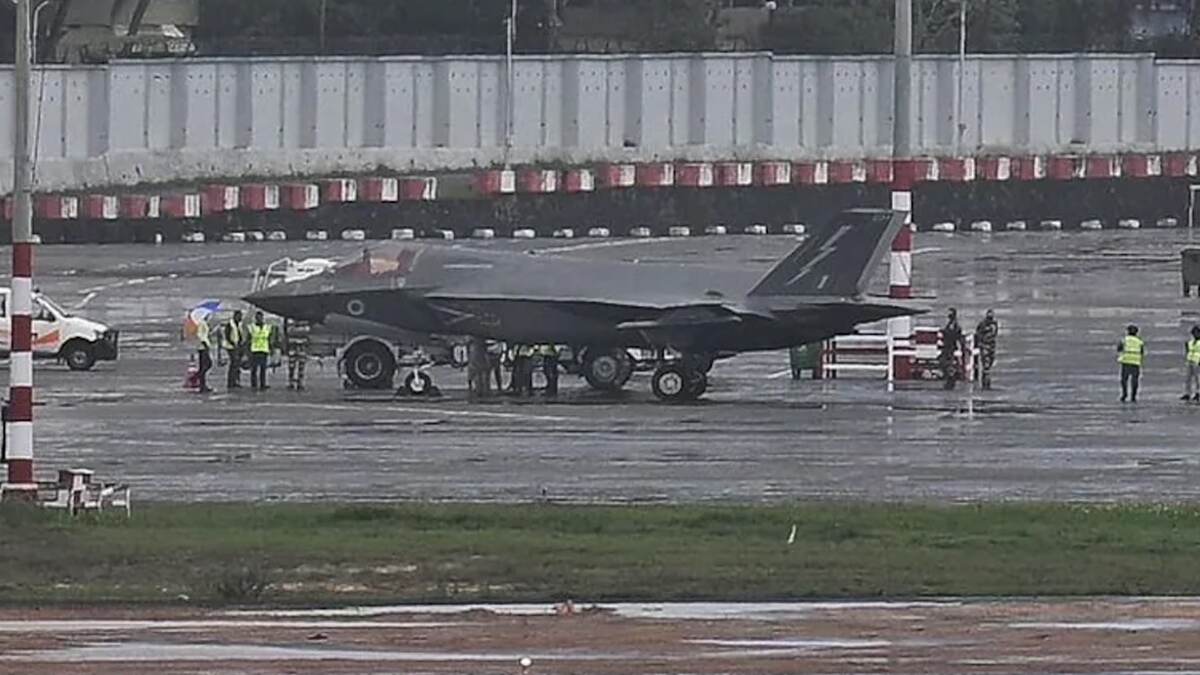 British F-35 Fighter Jet Emergency Landing At Kerala Airport: ভারতে ব্রিটিশ ফাইটার জেটের জরুরি অবতারণ, মাঝ আকাশে জ্বালানির ঘাটতি