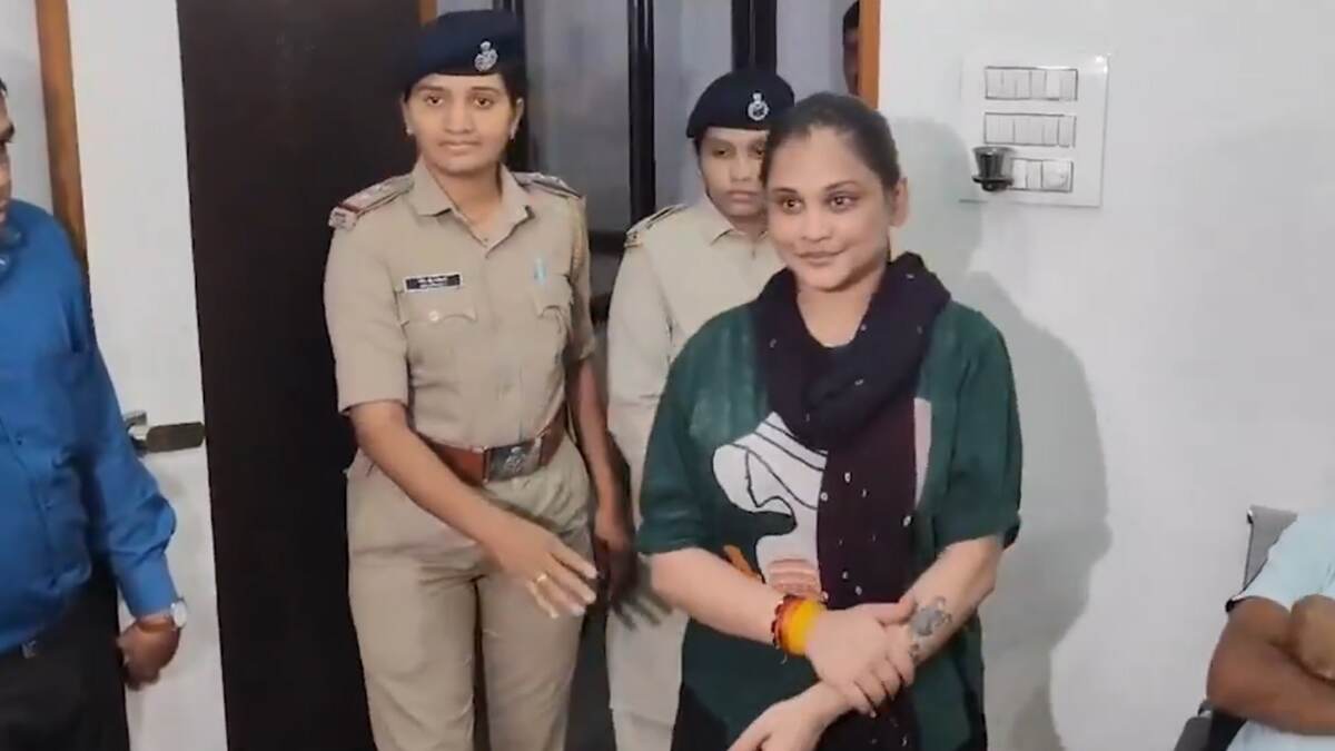 Surat: ইনফ্লুয়েন্সার হয়ে কোটি কোটি টাকা তোলাবাজি, সুরাটে তল্লাশি অভিযান চালিয়ে গ্রেফতার অভিযুক্ত তরুণী