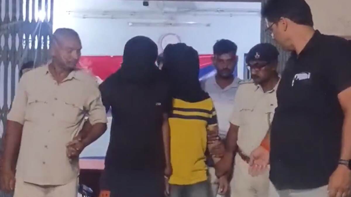 Bihar: ওয়াল পুট্টির ড্রামের আড়ালে বিদেশী মদ পাচারের চেষ্টা, বিহারের রাস্তায় মালবাহী ট্রাক থেকে উদ্ধার কোটি টাকা মাদক