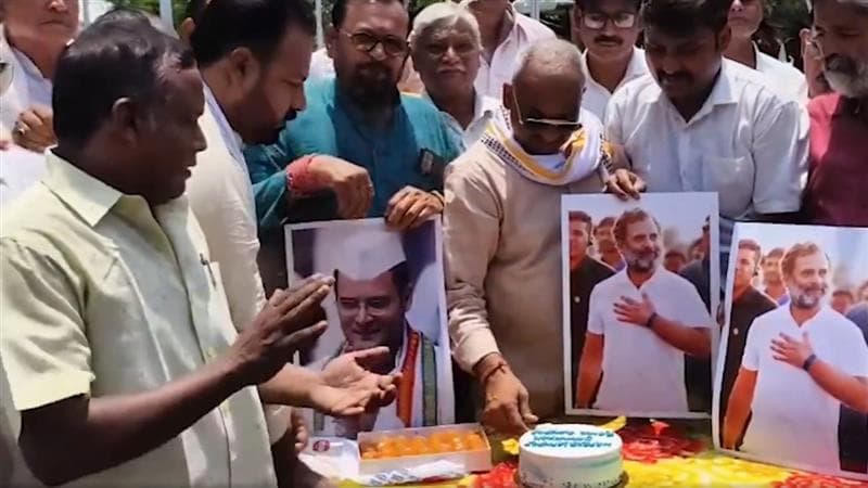 Rahul Gandhi Birthday: কেক কেটে রাহুল গান্ধীর জন্মদিন উদযাপন, শুভেচ্ছা জানালেন নরেন্দ্র মোদী