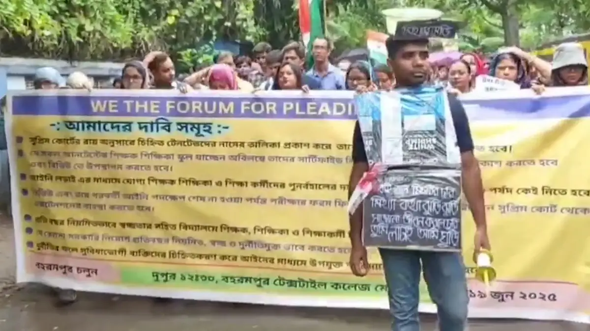 Murshidabad: চাকরিহারাদের পাশে মাদ্রাসা শিক্ষকরা, মুর্শিদাবাদে ভুতুড়ে শিক্ষক নিয়োগের প্রতিবাদে বিক্ষোভ মিছিল