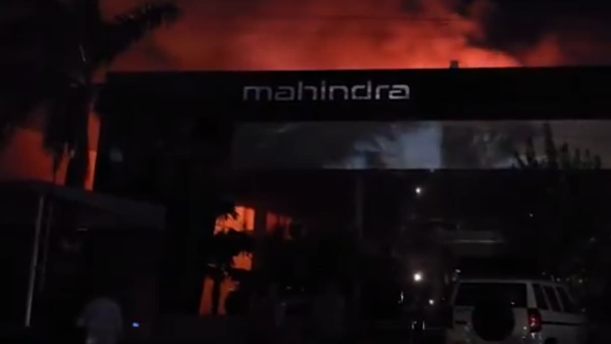 Jamnagar Fire: জামনগরে মাহিন্দ্রার গাড়ির শোরুমে আগুন, দমকল বাহিনীর চেষ্টায় আগুন নিয়ন্ত্রণে, দেখুন ভিডিয়ো