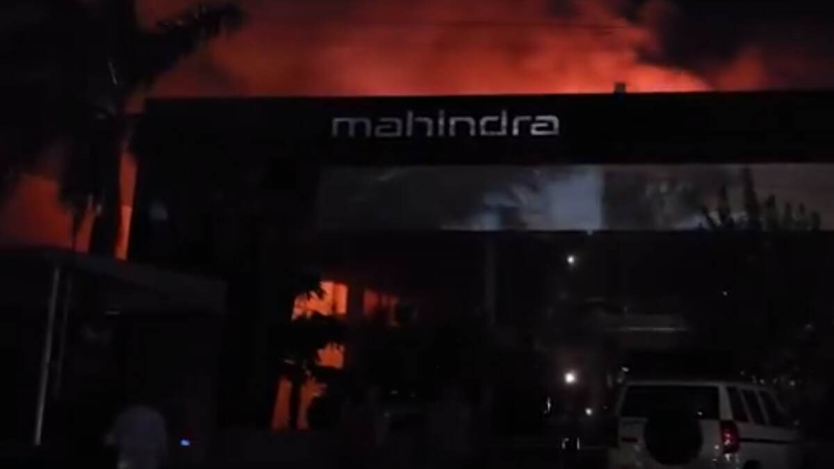 Jamnagar Fire: জামনগরে মাহিন্দ্রার গাড়ির শোরুমে আগুন, দমকল বাহিনীর চেষ্টায় আগুন নিয়ন্ত্রণে, দেখুন ভিডিয়ো