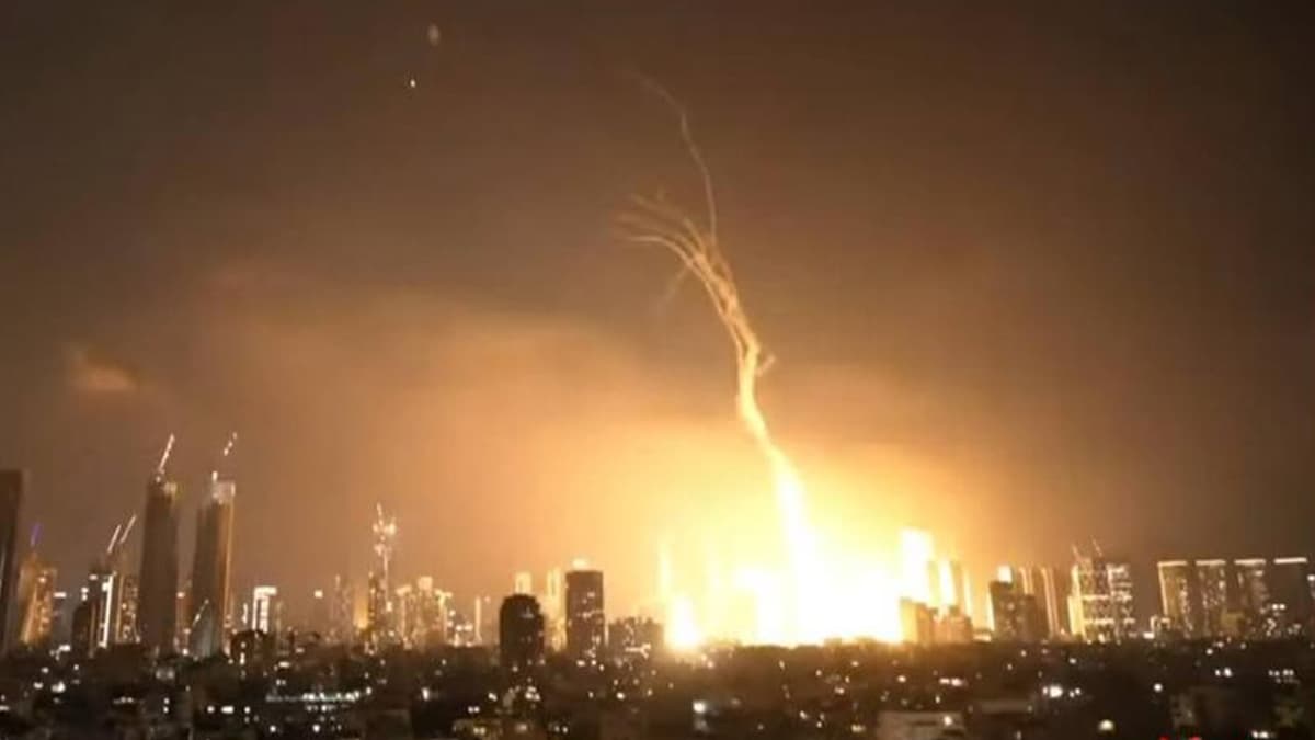 Iranian Missiles Hit Tel Aviv: হামলার জবাবে পালটা হামলা, তেল আভিভ লক্ষ্য করে মিসাইল ছুঁড়ল ইরান, একজনের মৃত্যুর খবর