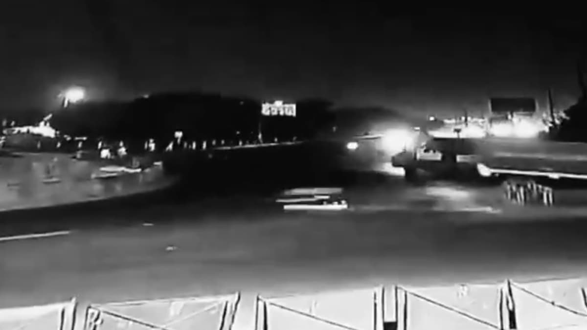 Greater Noida: ব্যারিকেড ভেঙে নির্মীয়মান আন্ডারপাসের গর্তে পড়ল ডুকাটি স্ক্র্যাম্বলার, দুর্ঘটনাস্থলে মর্মান্তিক মৃত্যু দুই তরুণ-তরুণীর