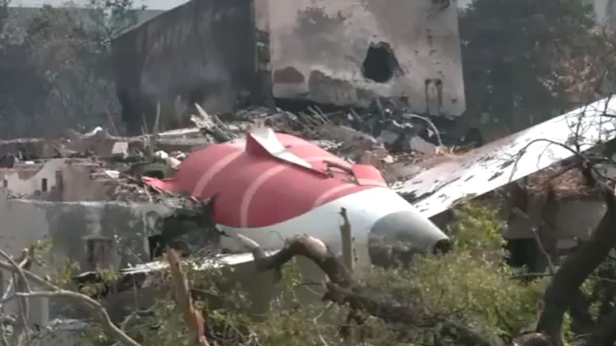 Air India Flight AI171 Plane Crash: পাখির ধাক্কা না ইঞ্জিন বিকল? এয়ার ইন্ডিয়ার অভিশপ্ত বিমানের ব্ল্যাক বক্স করবে রহস্যের সমাধান?  মিলল খোঁজ