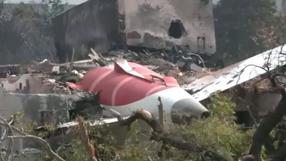 Air India Plane Crash: আহমেদাবাদে কীভাবে ভেঙে পড়ল এয়ার ইন্ডিয়ার বিমান, দুই চালকের কথোপকথন প্রকাশ্যে, রহস্যের গন্ধ?