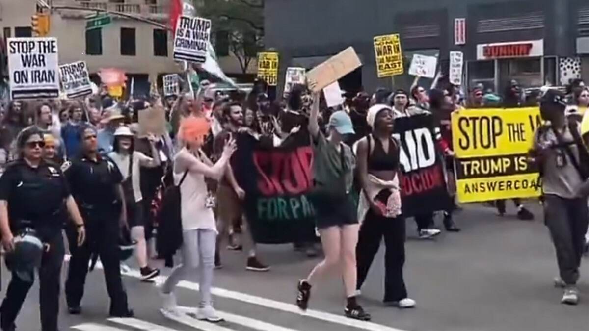 Anti-War Protests In US Video: 'ক্রিমিনাল ট্রাম্প হামলা বন্ধ করুন ইরানে', যুদ্ধ বিরোধী মিছিলে উত্তাল আমেরিকা, দেখুন ভিডিয়ো