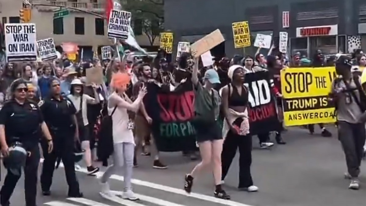 Anti-War Protests In US Video: 'ক্রিমিনাল ট্রাম্প হামলা বন্ধ করুন ইরানে', যুদ্ধ বিরোধী মিছিলে উত্তাল আমেরিকা, দেখুন ভিডিয়ো