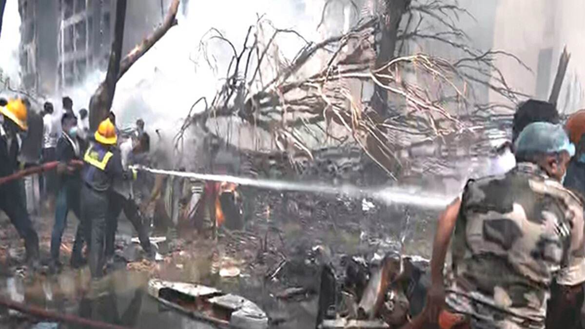 Air India Plane Crash: ভয়াবহ বিমান দুর্ঘটনা, যাত্রীবাহি উড়ান ভেঙে পড়তেই উদ্ধার করা হচ্ছে একের পর এক মৃতদেহ