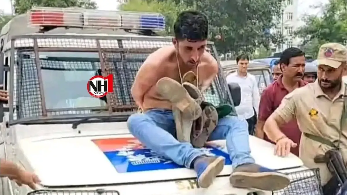 Jammu And Kashmir Police: গলায় জুতোর মালা পরিয়ে রাস্তায় চোরকে ঘুরিয়ে বিপাকে পুলিশ, সোশ্যাল মিডিয়ায় নিন্দের ঝড়