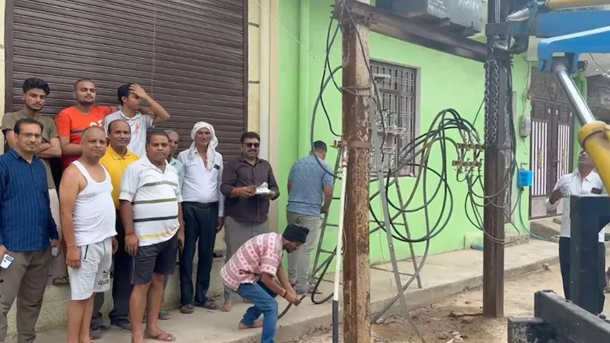 Madhya Pradesh: দীর্ঘদিন অন্ধকারে, নতুন ট্রান্সফরমার পেয়ে পুজো করল গোটা গ্রাম