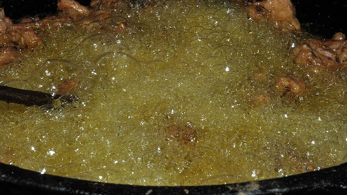 Wife Pours Hot Oil On Husband: প্রেমিকের জন্য চরম প্রতিশোধ, ঘুমন্ত স্বামীর উপর ফুটন্ত তেল ঢেলে দরজা বন্ধ করে দিল স্ত্রী, ভিডিয়ো দেখুন
