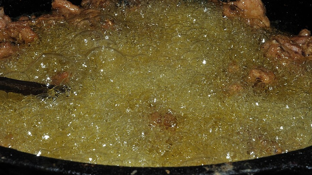 Wife Pours Hot Oil On Husband: প্রেমিকের জন্য চরম প্রতিশোধ, ঘুমন্ত স্বামীর উপর ফুটন্ত তেল ঢেলে দরজা বন্ধ করে দিল স্ত্রী, ভিডিয়ো দেখুন
