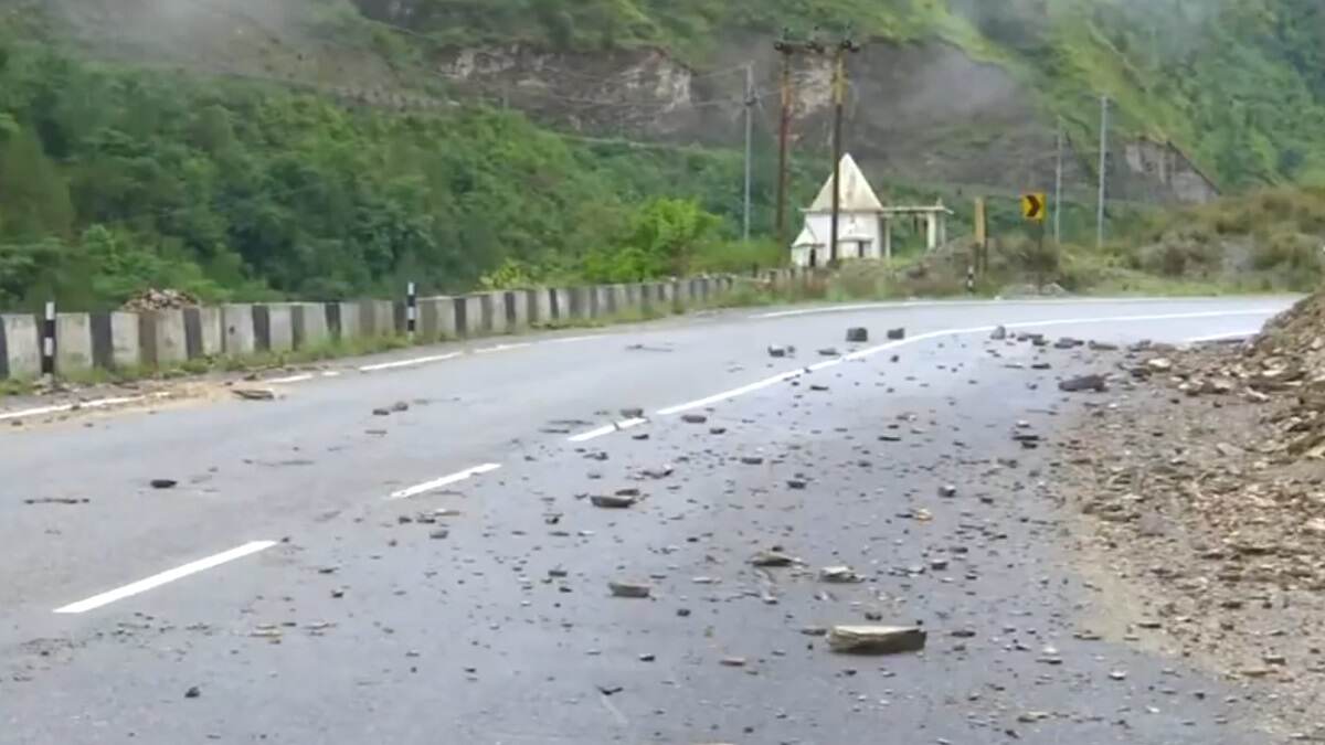 Severe Rainfall Alert: মেঘভাঙা বৃষ্টি, ধ্বসের জেরে ভয়াবহ পরিস্থিতি, জাতীয় সড়ক জুড়ে গড়িয়ে পড়ছে বোল্ডার, দেখুন ভিডিয়ো