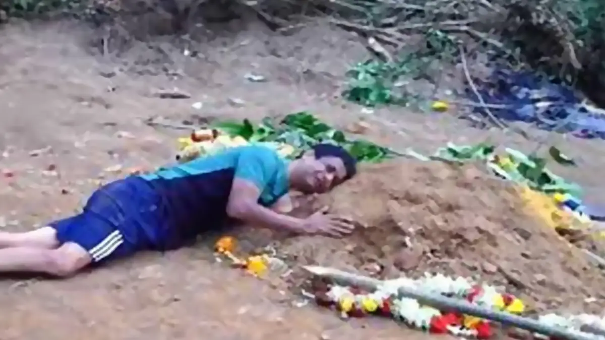 Bengaluru Stampede: 'আমি এখানেই থেকে যেতে চাই' ছেলের কবর আগলে কান্না চিন্নাস্বামীতে পদপিষ্ট হয়ে মৃত যুবকের বাবার