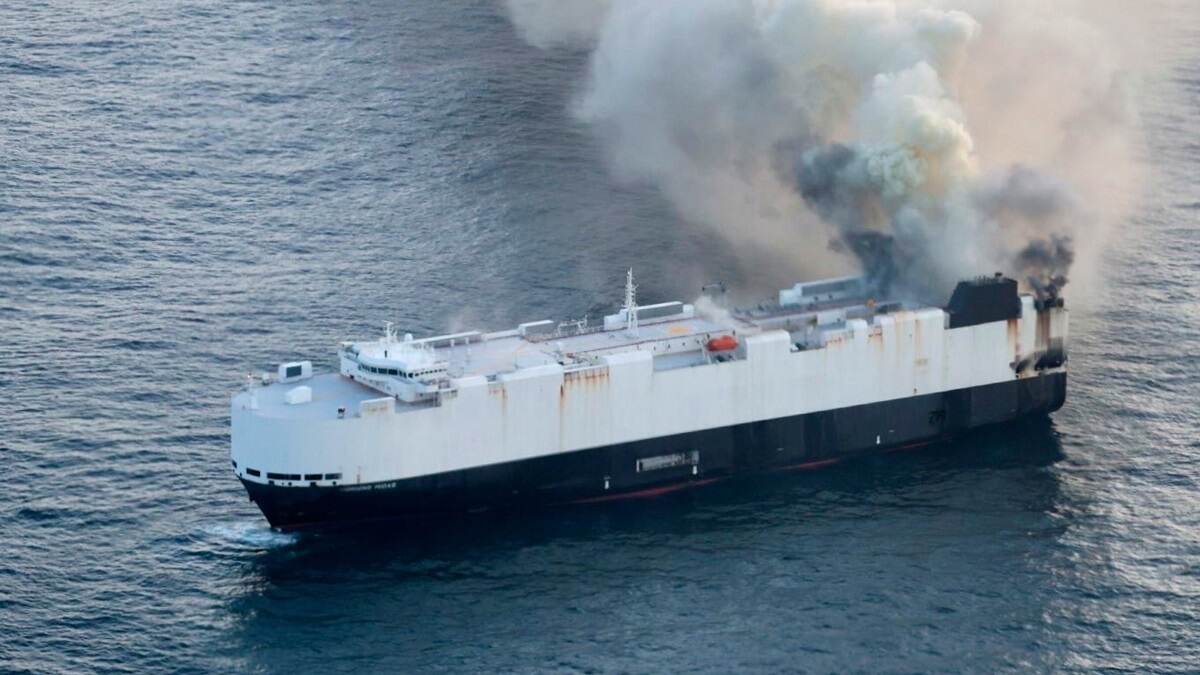 Ship Caught Fire In Pacific Ocean: প্রশান্ত মহাসাগরে দাউ দাউ করে জ্বলছে 'দানব', প্রবল বিস্ফোরণে উথালপাথাল নীল জলরাশি, শেষ ডুবে গেল বিপুলাকার পোড়া জাহাজ দেখুন