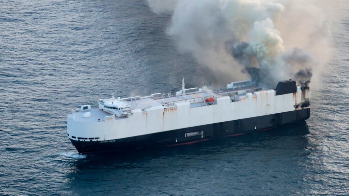 Ship Caught Fire In Pacific Ocean: প্রশান্ত মহাসাগরে দাউ দাউ করে জ্বলছে 'দানব', প্রবল বিস্ফোরণে উথালপাথাল নীল জলরাশি, শেষ ডুবে গেল বিপুলাকার পোড়া জাহাজ দেখুন