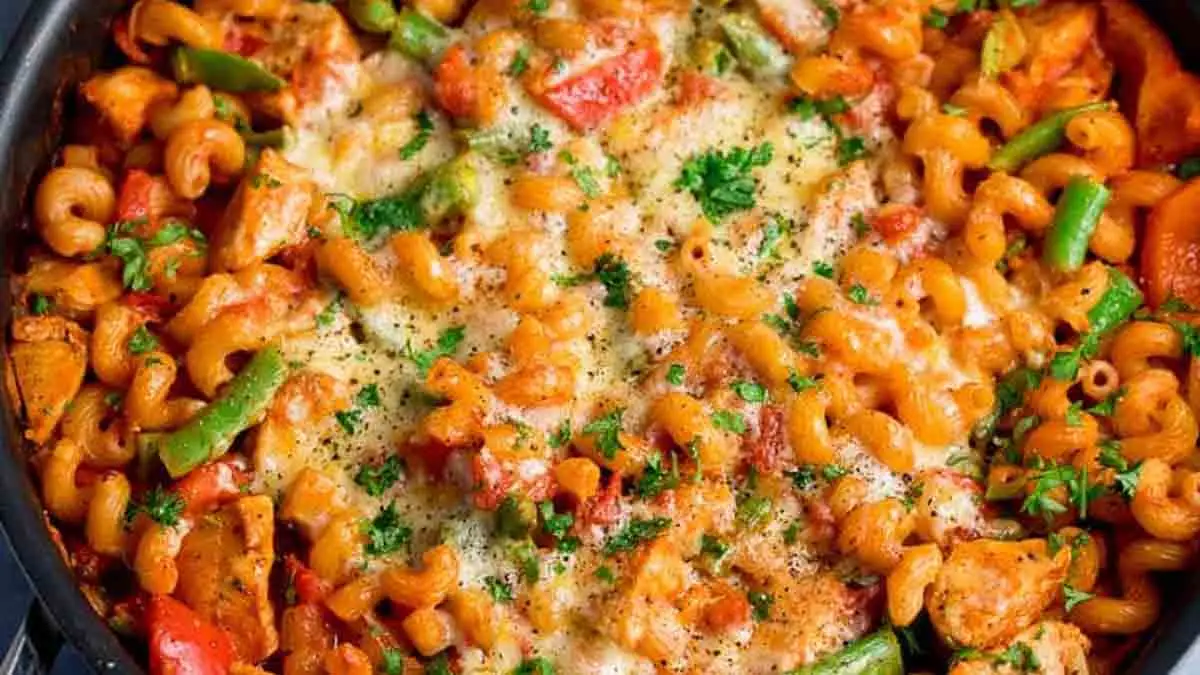 Chicken pasta recipe: আর রেস্টুরেন্ট যেতে হবে না। চটজলদি ঘরেই চিকেন পাস্তা বানিয়ে ফেলুন