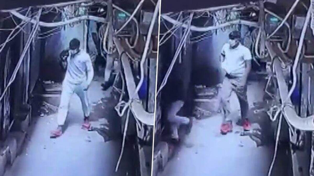 Delhi Robbery: দিনেদুপুরে দোকানে ডাকাতি, মাথায় বন্দুক ঠেকিয়ে ৩৫ লক্ষ টাকা নিয়ে পালাল ডাকাতের দল