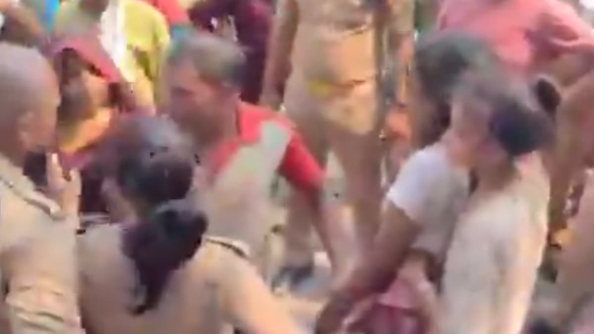 Viral Video: নুয়ে আসছে মাথা, টলমল পা, মদ খেয়ে ২ তরুণীর উত্তাল মাতলামো, ভাইরাল ভিডিয়ো