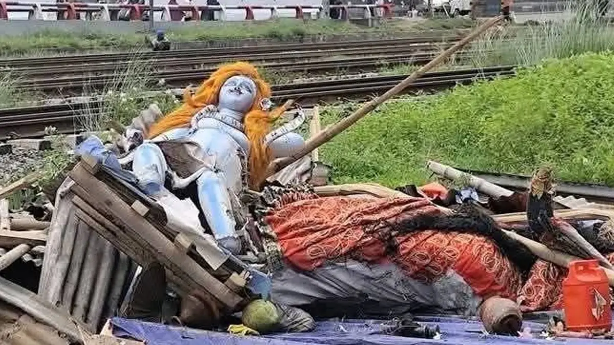 Durga Temple Demolish In Bangladesh: ঢাকায় ভাঙা হল দুর্গা মন্দির, মূর্তি মাটিতে 'গড়াচ্ছে', ছবি দেখতেই তীব্র প্রতিক্রিয়া ভারতের