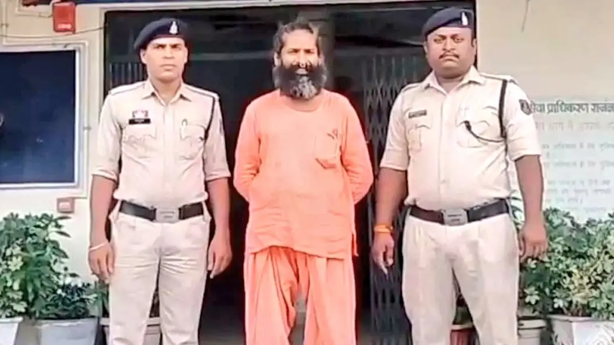 Fake Baba Arrested: রাতে মেয়েদের জড়ো করে ফূর্তি, ভণ্ড বাবাকে গ্রেফতার করতেই উদ্ধার গাঁজা, সেক্স টয়, ভায়াগ্রা ট্যাবলেট