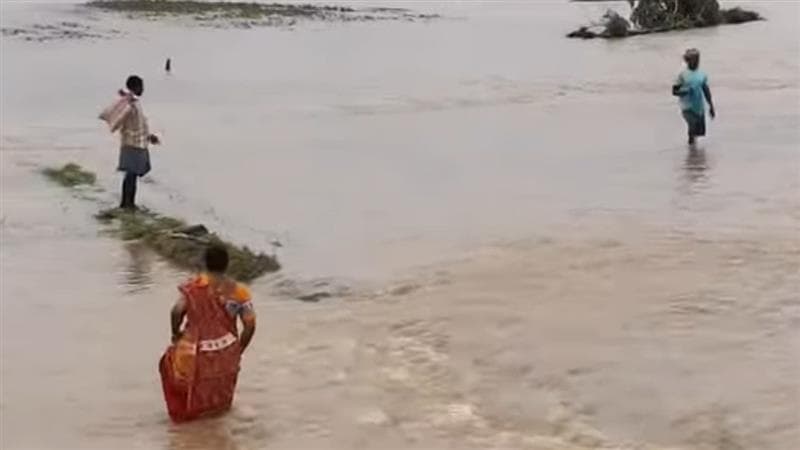 Flood Like Situation In Chandrokona Video: ভেঙেছে শিলাবতীর বাধ, গর্জনে ফুঁসছে নদী, প্লাবিত চন্দ্রকোনার বহু এলাকা, দেখুন ভিডিয়ো