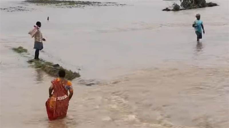 Flood Like Situation In Chandrokona Video: ভেঙেছে শিলাবতীর বাধ, গর্জনে ফুঁসছে নদী, প্লাবিত চন্দ্রকোনার বহু এলাকা, দেখুন ভিডিয়ো