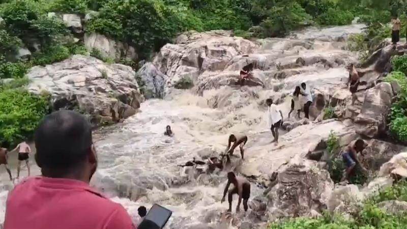 Women Slip Into Waterfall Video: হঠাৎ বন্যায় হু হু করে জল ঢুকছে, মুহূর্তে জলপ্রপাত 'রাক্ষসের'  রূপ নিল, ভেসে গেলেন ৬... ভাইরাল ভিডিয়ো