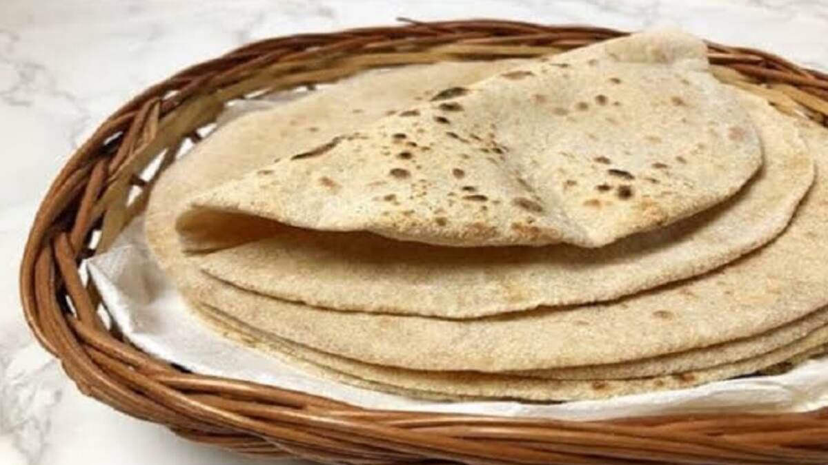 Roti Health Benefits: ওজন আটার কমাতে রুটি খাচ্ছেন? জেনে নিন আটার রুটির উপকারিতা