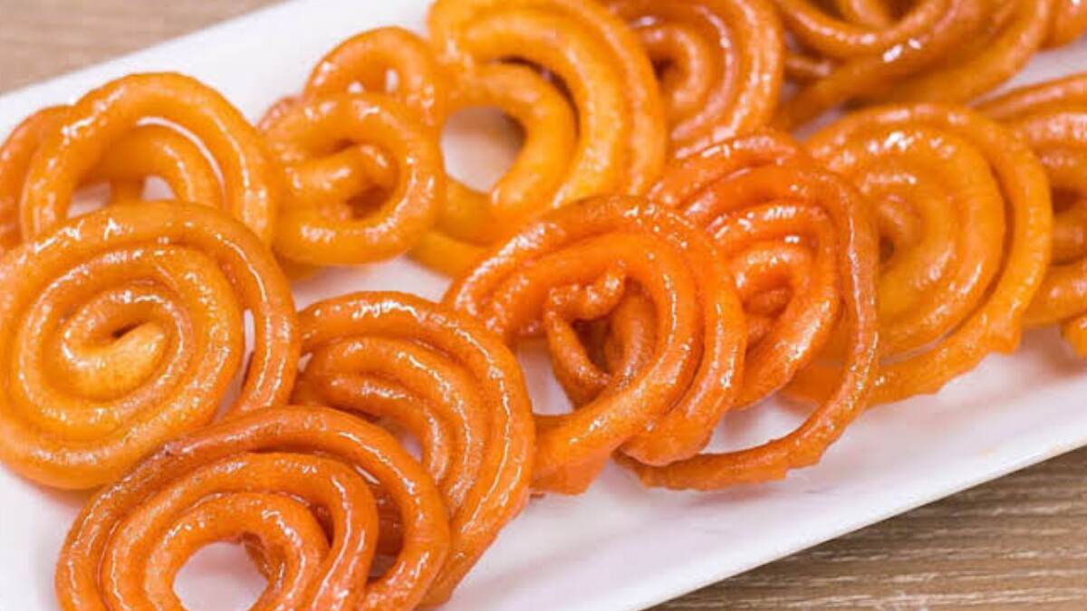 Jilapi recipe: আসছে রথযাত্রা। ঘরেই বানিয়ে ফেলুন মুচমুচে জিলাপি