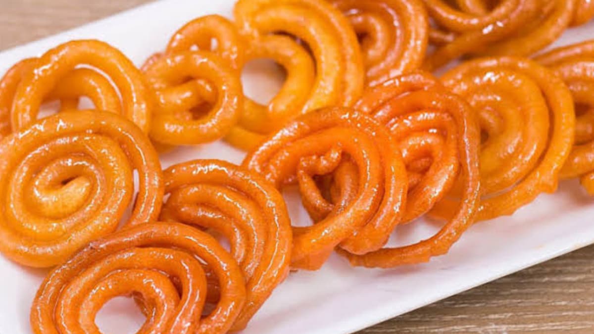Jilapi recipe: আসছে রথযাত্রা। ঘরেই বানিয়ে ফেলুন মুচমুচে জিলাপি