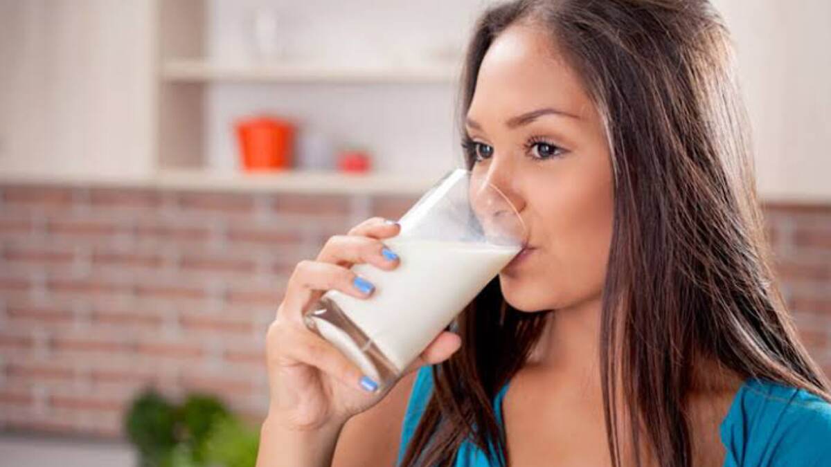 Side Effects of Milk: দুধ খেলে উপকার। কিন্তু এই ব্যক্তিরা দুধ খেলে বিপদে পড়বেন। জেনে নিন কারা দুধ খেতে পারবেন না