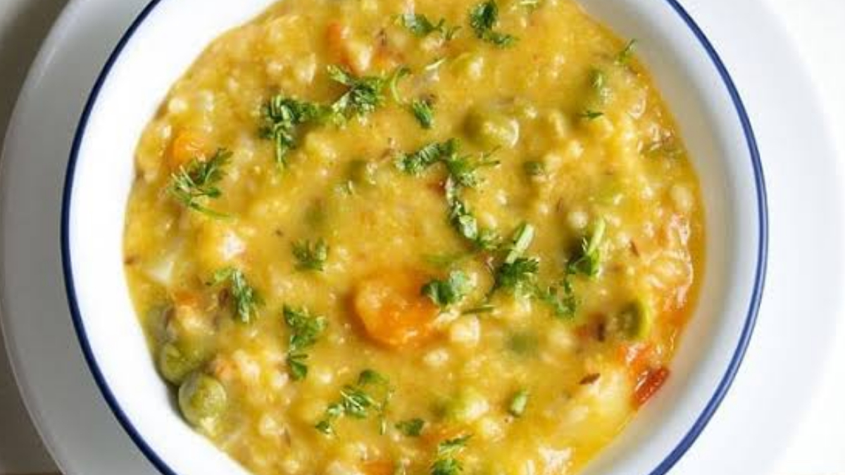 Oats Khichdi Recipe: পুষ্টিগুণে ভরপুর। ওটসের খিচুড়ি বানিয়ে নিন সহজেই