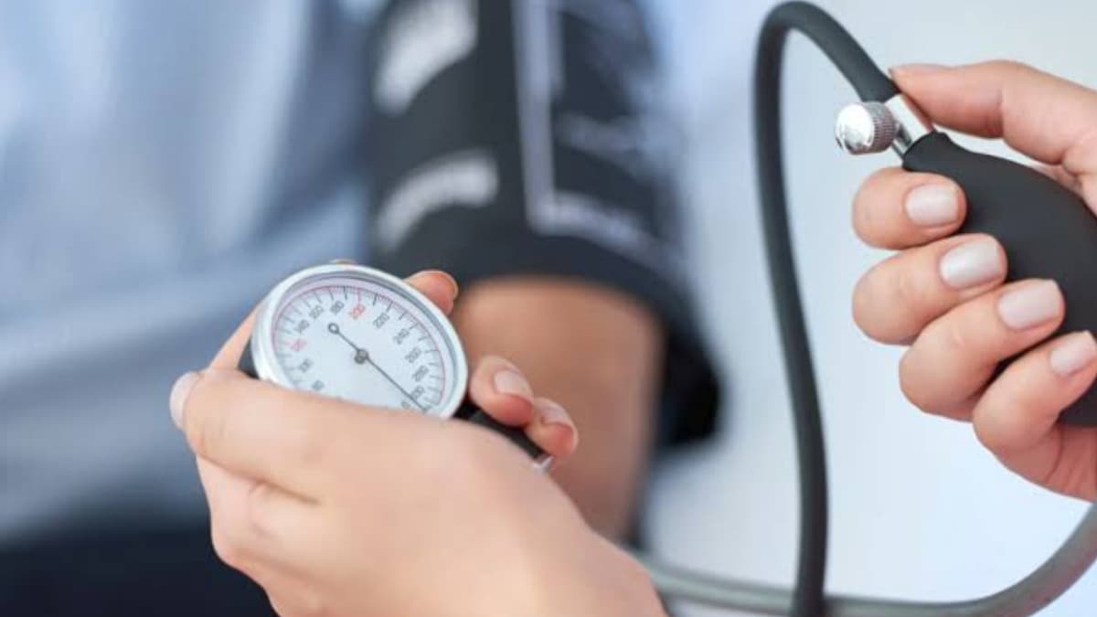 ways to control high blood pressure: উচ্চ রক্তচাপ নিয়ন্ত্রণে কয়েকটি ঘরোয়া উপায় জেনে নিন