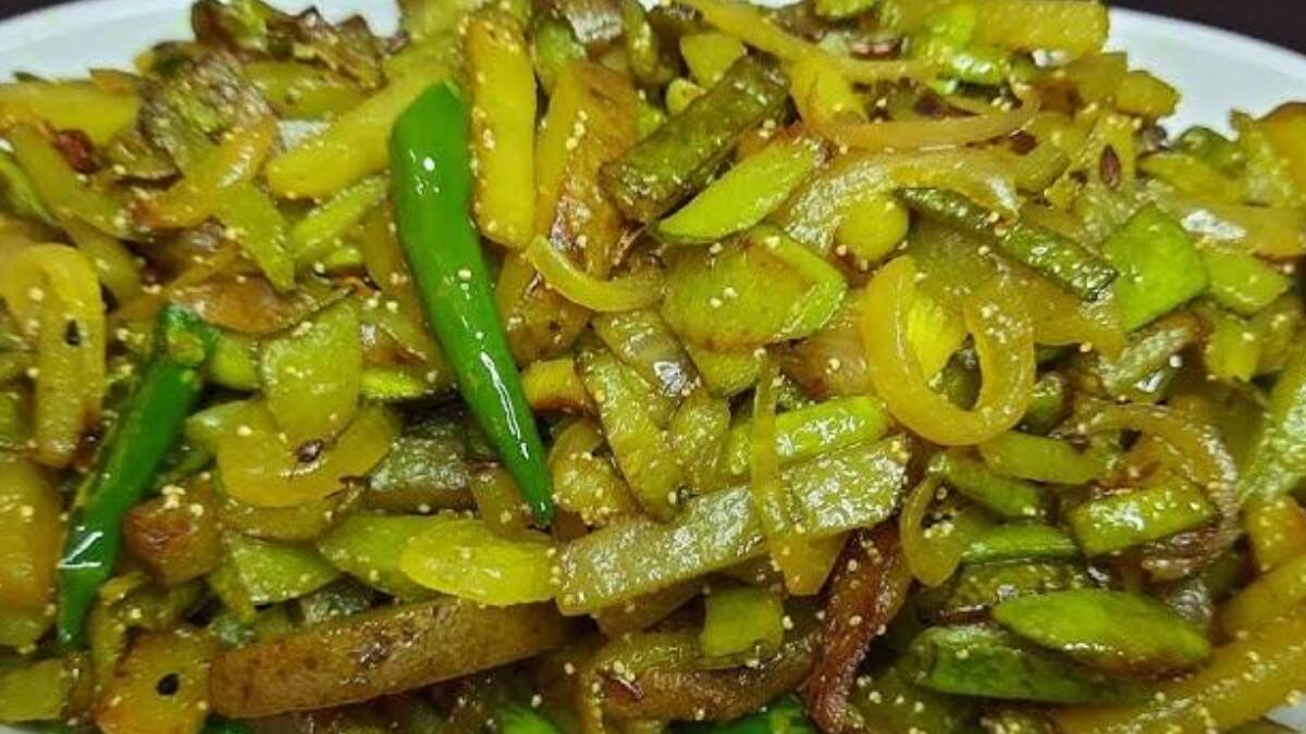 Bottle Gourd Peel Recipe: লাউয়ের খোসা যেমন উপকারী তেমনই মুখরোচক রেসিপি তৈরি করা যায়। জেনে নিন লাউয়ের খোসা দিয়ে তৈরি রেসিপি