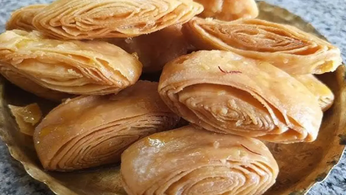 Puri Khaja Recipe: মুচমুচে পুরীর খাজা! রথযাত্রায় পুরী না গেলেও ঘরেই বানিয়ে ফেলুন পুরীর খাজা, দেখুন রেসিপি