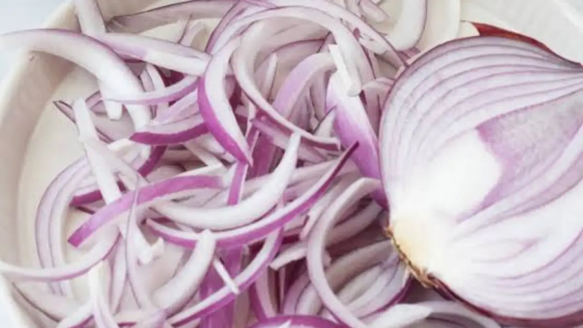 Raw Onion Benefits: কাঁচা পেঁয়াজ খাচ্ছেন নাকি? একবার জেনে নিন কাঁচা পেঁয়াজ খাওয়া আদৌ স্বাস্থ্যসম্মত কিনা
