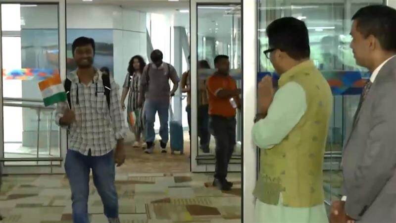 Operation Sindhu: হাসি মুখে হাতে জাতীয় পতাকা, যুদ্ধের আঁচ থেকে বাঁচিয়ে ইজরায়েল থেকে ১৬১ জন ভারতীয়কে দেশে ফেরাল নরেন্দ্র মোদী সরকার, ভিডিয়ো দেখুন