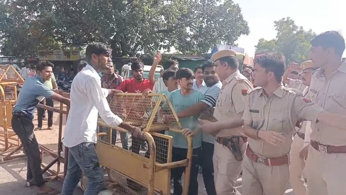 Tiger Attack: রাতের অন্ধকারে বৃদ্ধ কেয়ারটেকারকে টেনে নিয়ে গেল বাঘ, ক্ষোভে ফুঁসছে গোটা গ্রাম