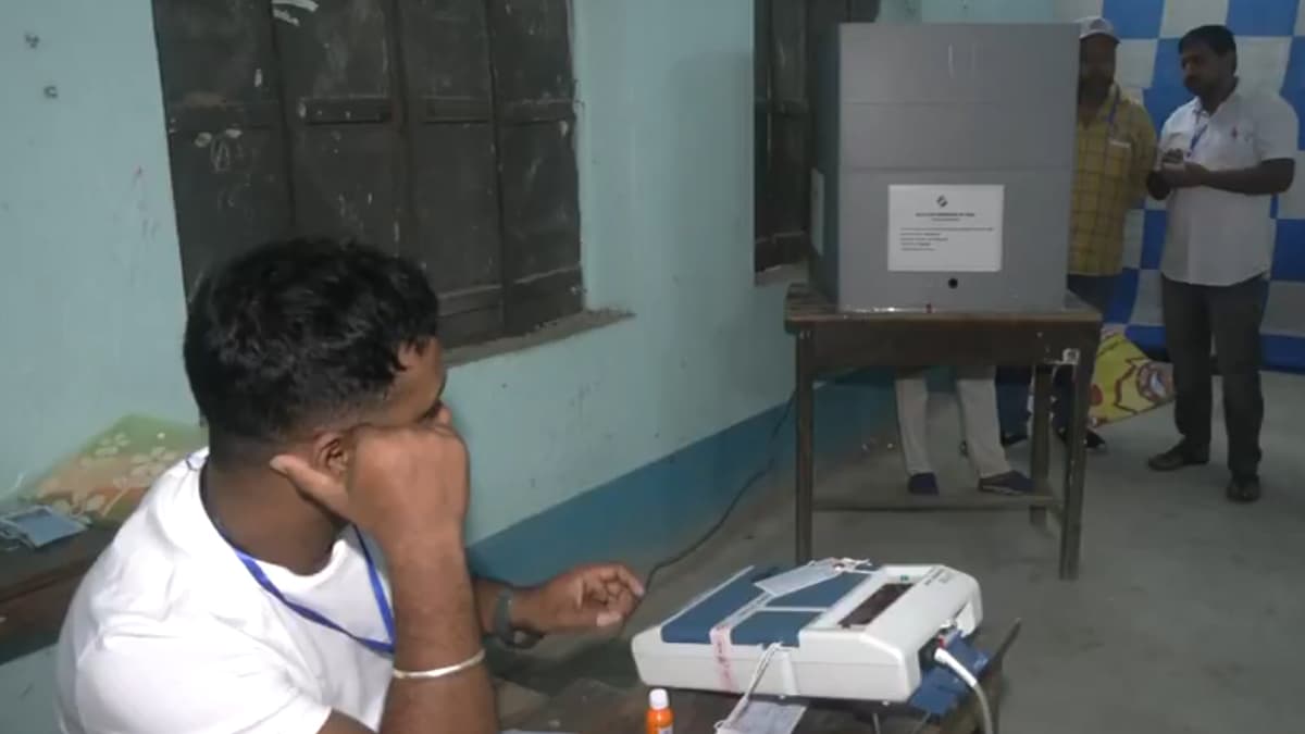Kaliganj Assembly By-Elections: বৃষ্টি মাথায় বুথমুখী সাধারণ মানুষ, কালীগঞ্জে নির্বাচনের হাওয়া কোন দিকে?