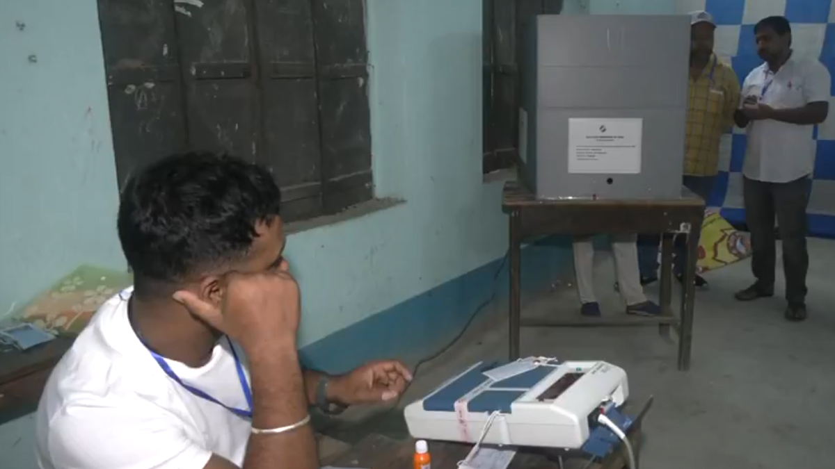 Kaliganj Assembly By-Elections: বৃষ্টি মাথায় বুথমুখী সাধারণ মানুষ, কালীগঞ্জে নির্বাচনের হাওয়া কোন দিকে?