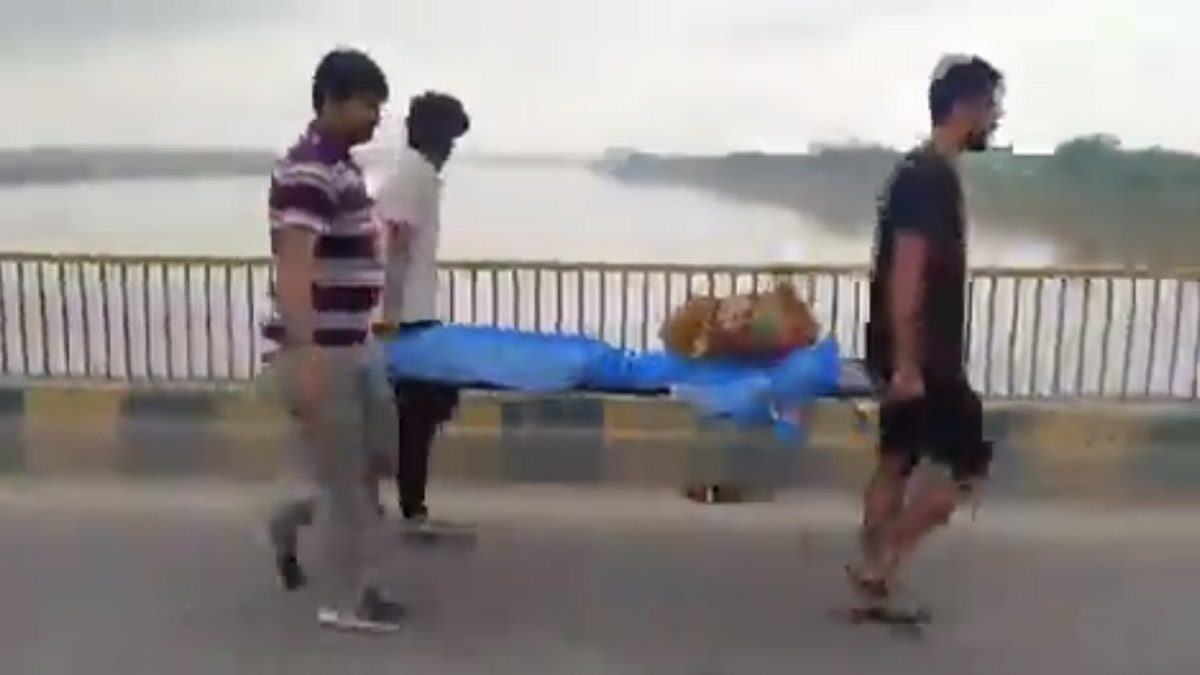 UP Viral Video: বিধায়কের যাওয়ার অনুমতি থাকলেও সাধারণের জন্য বন্ধ সেতু, মায়ের দেহ নিয়ে হেঁটে ব্রীজ পাড় সন্তানের