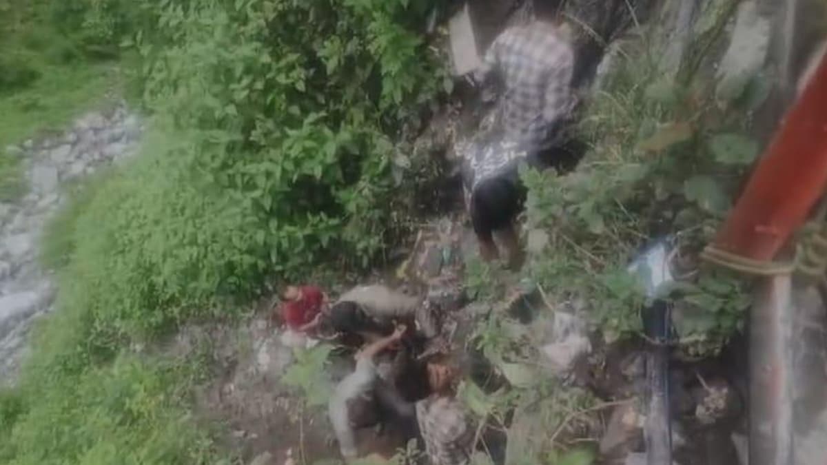 Landslide In Kedarnath: কেদারনাথা যাত্রায় বিপত্তি, মাঝ রাস্তায় ভূমিধসের কবলে পড়ে মৃত্যু ২ তীর্থযাত্রীর, আহত আরও ৩